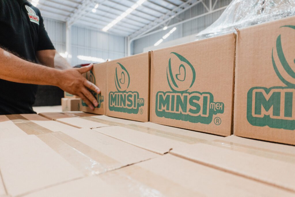 Cajas de Salsa Minsi listas para envío desde el almacén en Aguascalientes, México.